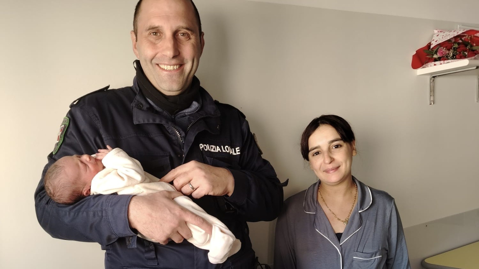 Bimbo ha fretta di nascere:  parto in macchina con scorta della Polizia Locale